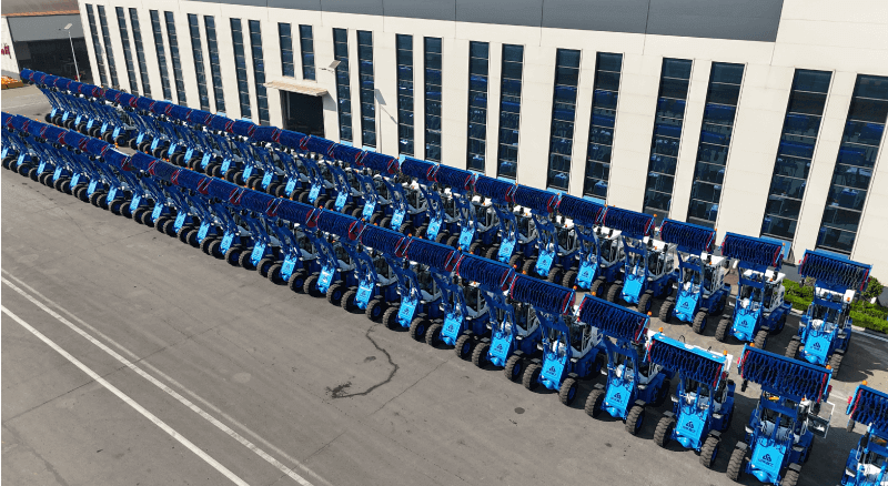 魯工T930定制藍(lán)白掃雪裝載機(jī)成功交付